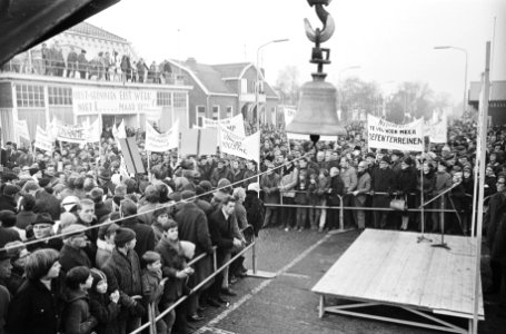 Actie_Noodklok_Oost-Groningen._28_Kamerleden_in_Winschoten,_Oost-Groningen,_vo,_Bestanddeelnr_924-1720