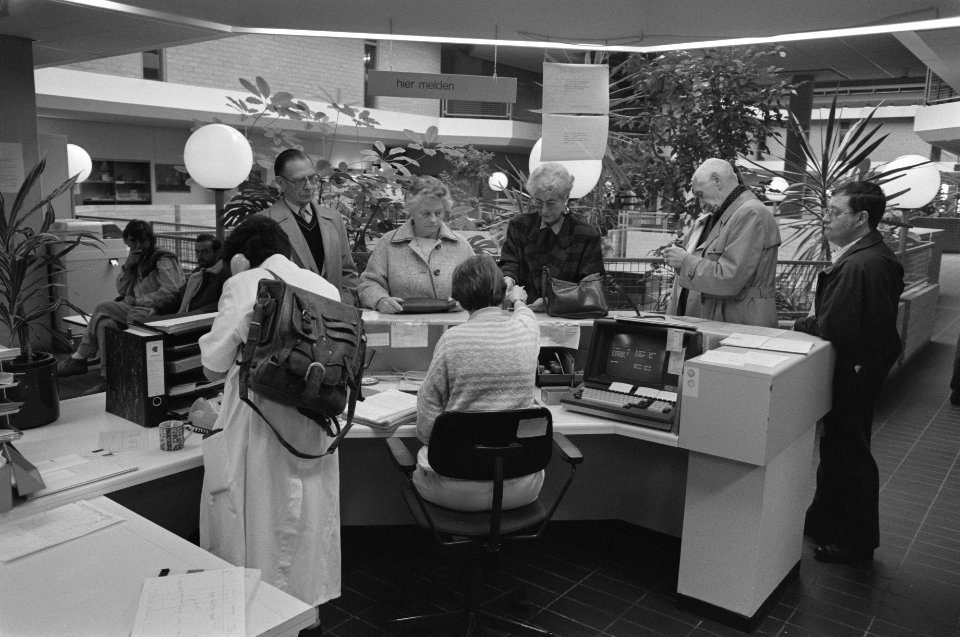 Actie_medisch_specialisten_patienten_bij_balie_in_AMC,_Bestanddeelnr_934-3366