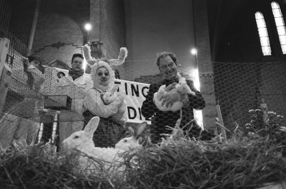 Actie_Lekker_Dier_tegen_konijnen_eten_met_kerst_Roger_Rabbit_en_pastoor_met_k,_Bestanddeelnr_934-3757