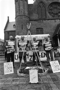 Acties_tegen_de_1_juli-maatregelen_op_Binnenhof_Den_Haag_WAO-ers_op_het_Binnenho,_Bestanddeelnr_932-9775