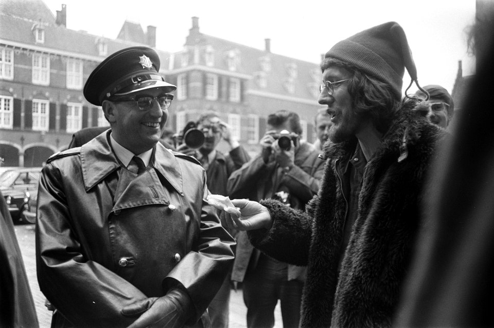 Actievoerende_Kabouter_op_het_Binnenhof_in_gesprek_met_een_politie-agent,_Bestanddeelnr_923-4458