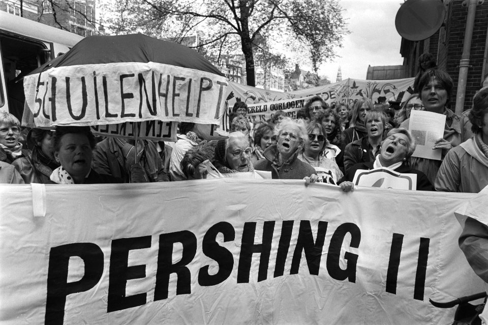 Actieweek_tegen_plaatsing_kernwapens_demonstrerende_vrouwen_op_weg,_Bestanddeelnr_932-9593