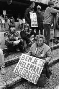 Acties_tegen_1_juli_maatregelen_wachtende_actievoerdenden_voor_het_ministerie_v,_Bestanddeelnr_932-9777
