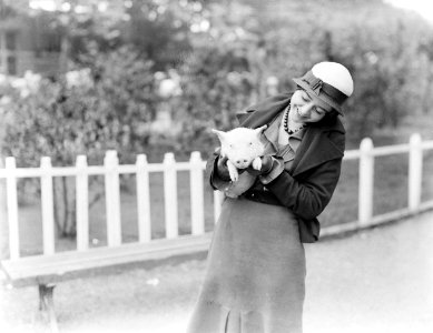 Actrice_en_model_Cissy_van_Bennekom_met_een_biggetje,_Bestanddeelnr_252-0534