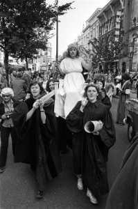Actiegroep_Wij_vrouwen_eisen_demonstreert_in_rol_van_Vrouwe_Justitia_(_zij_al,_Bestanddeelnr_929-3686