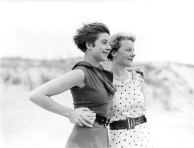 Actrice_en_model_Cissy_van_Bennekom_(l)_en_model_Eva_Waldschmidt_omarmen_elkaar,_Bestanddeelnr_252-0543