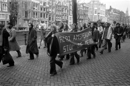 Actiegroepen_uit_Nieuwmarktbuurt_demonstreren_tegen_sloop_Amsterdam_demonstrant,_Bestanddeelnr_927-7873