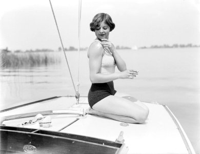 Actrice_en_model_Cissy_van_Bennekom_op_een_zeilboot_op_de_Loosdrechtse_Plassen,_Bestanddeelnr_252-0562