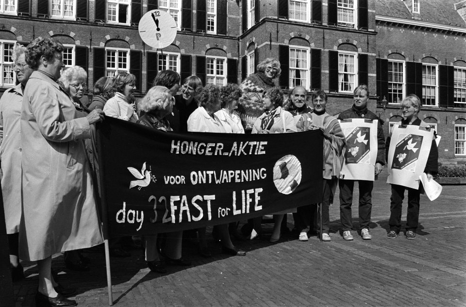Actie_Fast_for_live_(vasten_voor_ontwapening)_op_het_Binnenhof,_Bestanddeelnr_932-6899