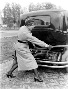 Actrice_en_fotomodel_Cissy_van_Bennekom_trekt_aan_benzineslang,_bij_auto,_Bestanddeelnr_252-0489