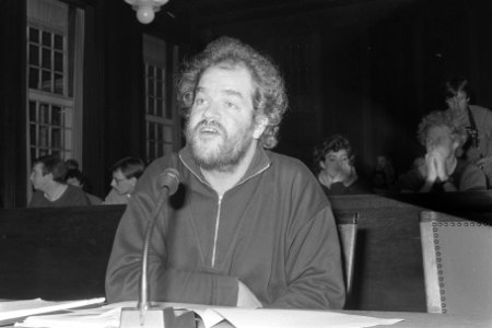 Actievoerders_demonstreren_bij_Amsterdams_stadhuis_tijdens_vergadering_gemeentec,_Bestanddeelnr_933-8440