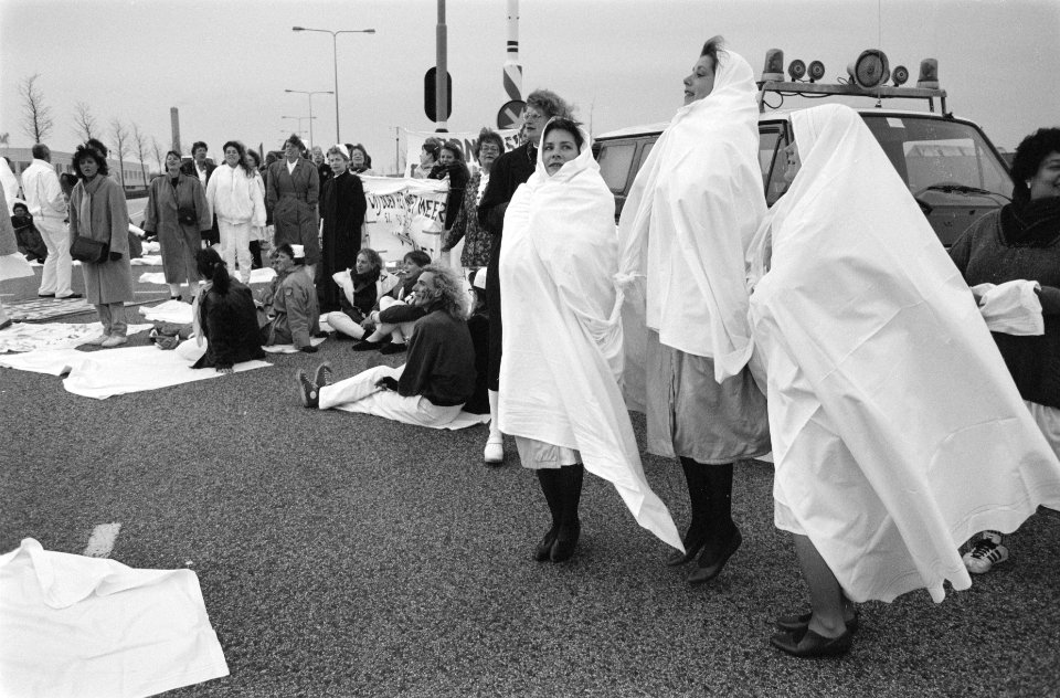 Actievoerders_met_lakens_omgeslagen_staan_bij_de_blokkade,_Bestanddeelnr_934-4323