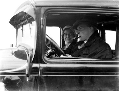 Actrice_en_fotomodel_Cissy_van_Bennekom_in_de_auto_met_fotomodel_Grummels_met_pi,_Bestanddeelnr_252-0494