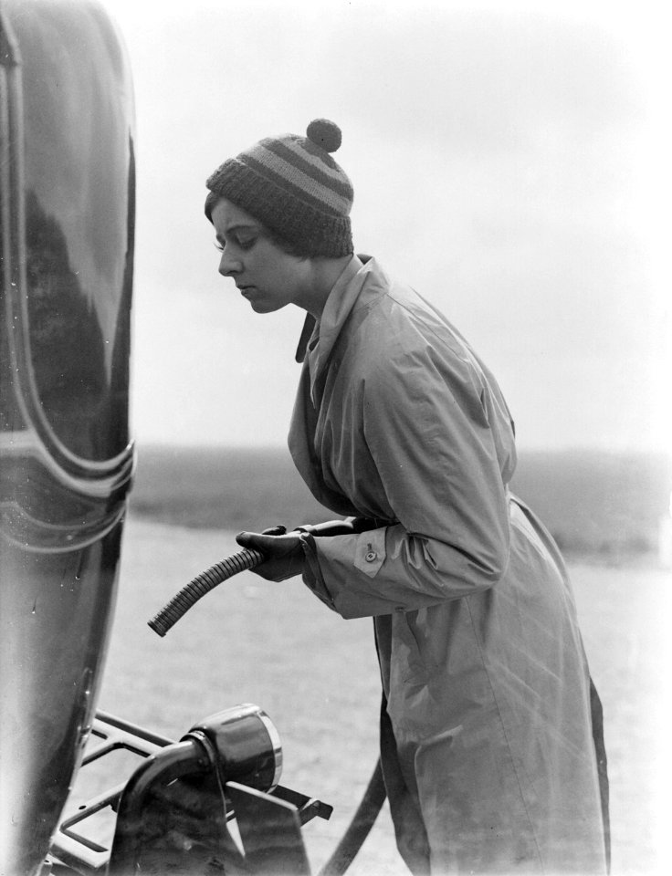 Actrice en fotomodel Cissy van Bennekom met benzineslang bij auto, Bestanddeelnr 252-0486