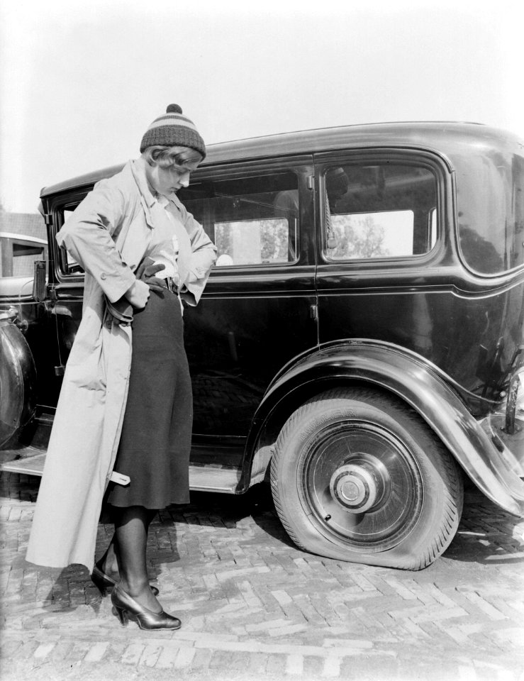 Actrice en fotomodel Cissy van Bennekom bij auto met lekke band, Bestanddeelnr 252-0490