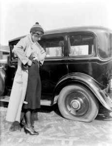 Actrice en fotomodel Cissy van Bennekom bij auto met lekke band, Bestanddeelnr 252-0490