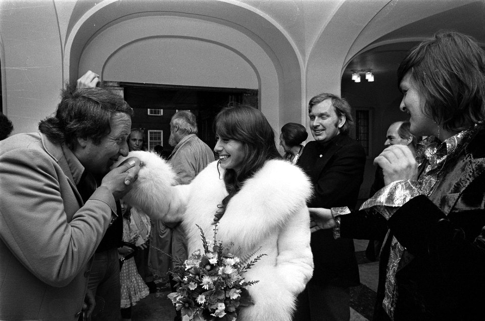 Actrice Josine van Dalsum en regisseur John van de Rest gehuwd in Amsterdam, Bestanddeelnr 927-4333