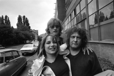 Actrice Monique van de Ven met schrijver Jan Wolkers, achter hen acteur Rutger H, Bestanddeelnr 925-6529