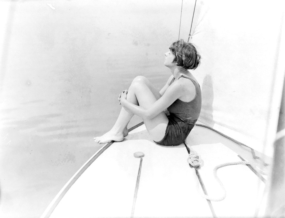 Actrice en model Cissy van Bennekom op een zeilboot, Bestanddeelnr 252-0554
