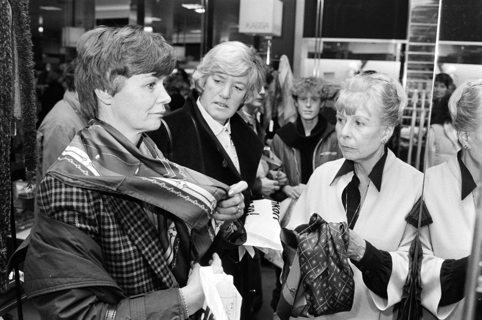Actrice Mary Dresselhuys verkoopt shawls in de Bijenkorf, Bestanddeelnr 932-4738