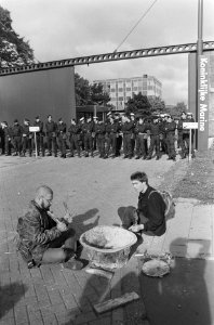 Actievoerders blokkeren Marinekazerne in Amsterdam tijden persconferentie met be, Bestanddeelnr 933-7699