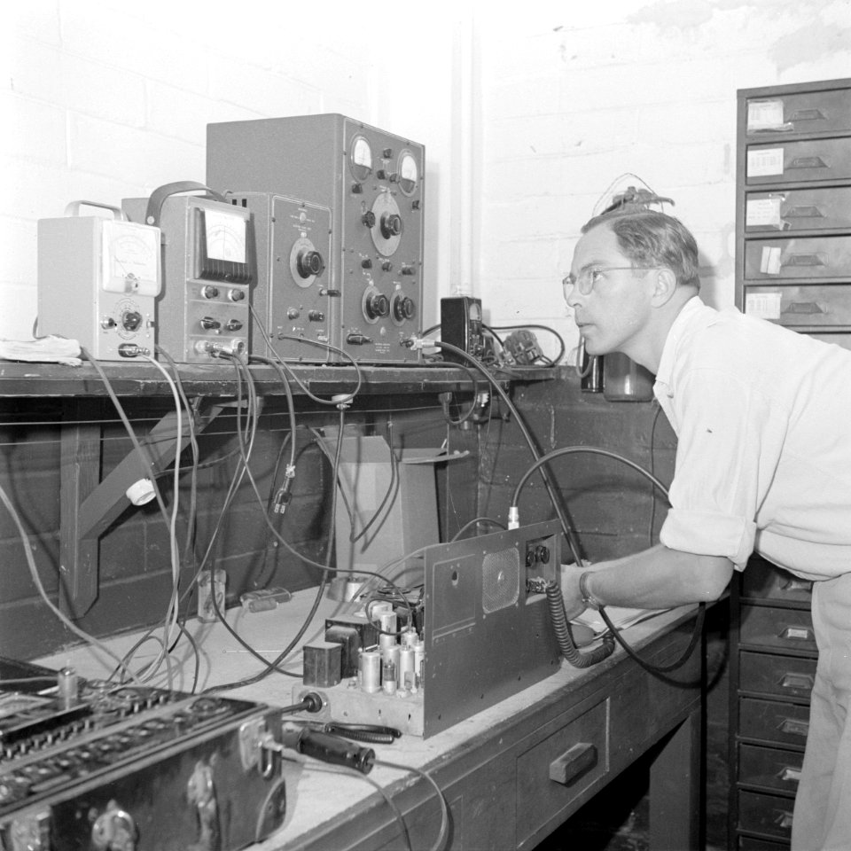 Activiteit in de controle kamer in de Tap-Line olie terminal nabij Saida, Bestanddeelnr 255-6308