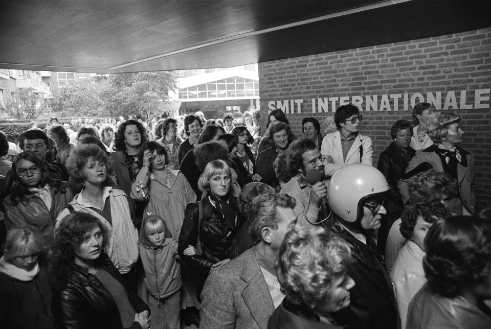 Acties van de sleepbootbemanningen vrouwen van de stakers bij de ingang van Smi, Bestanddeelnr 930-4717