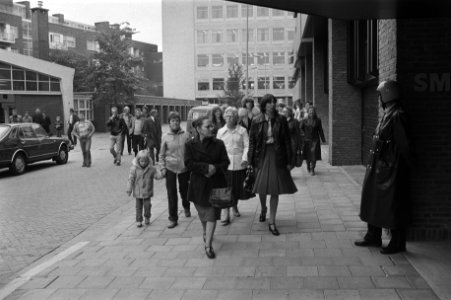 Acties van de sleepbootbemanningen vrouwen van de stakers bij de ingang van Smi, Bestanddeelnr 930-4716