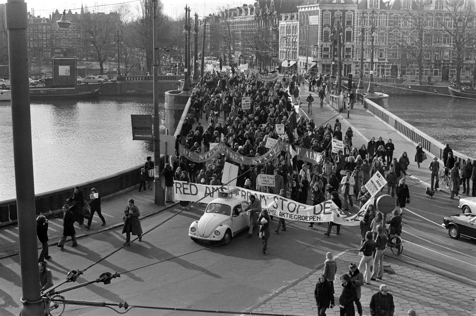 Actiegroepen demonstreren tegen metrobouw in Amsterdam overzicht tijdens de dem, Bestanddeelnr 927-7593