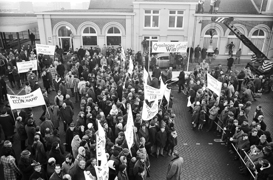 Actie Noodklok Oost-Groningen. 28 Kamerleden in Winschoten, Oost-Groningen, vo, Bestanddeelnr 924-1723