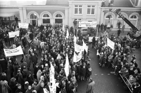 Actie Noodklok Oost-Groningen. 28 Kamerleden in Winschoten, Oost-Groningen, vo, Bestanddeelnr 924-1723