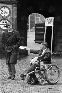 Acties tegen de 1 juli-maatregelen op Binnenhof Den Haag actievoerende WAO-er (i, Bestanddeelnr 932-9774