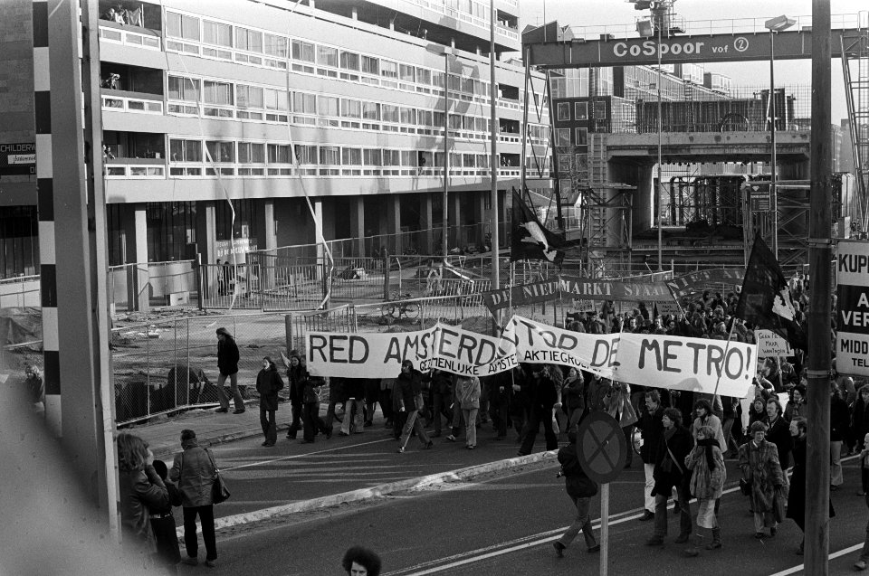Actiegroepen demonstreren tegen metrobouw in Amsterdam demonstranten in Weesper, Bestanddeelnr 927-7588