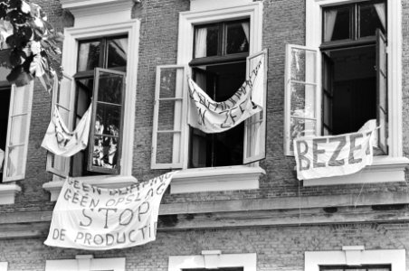 Actievoerders tegen dumpen atoomafval in zee bezetten kamer spandoeken aan gevel, Bestanddeelnr 932-3074