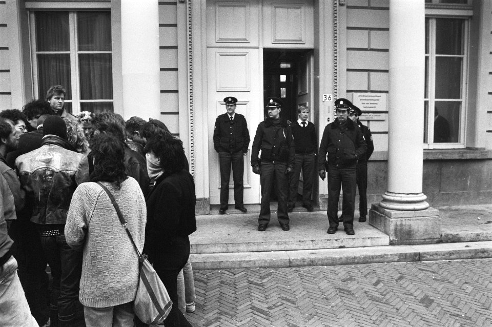 Actievoerders wachten voor rechtbank Dordrecht op arrestanten hotelbrand Kediche, Bestanddeelnr 933-6191