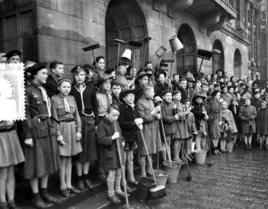 Actie Heitje voor een Karweitje schoonmaak Paleis, Bestanddeelnr 907-6761
