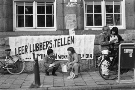 Actie Leer Lubbers tellen bij Arbeidsbureau in Amsterdam door vrouwen, Bestanddeelnr 933-0945
