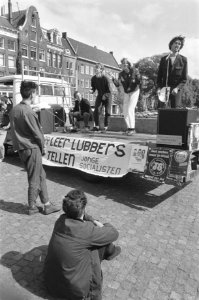 Actie jongerenorganisaties bij Arbeidsbureau in Amsterdam tegen verborgen werklo, Bestanddeelnr 933-0183