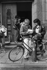 Actie Leer Lubbers tellen bij Arbeidsbureau in Amsterdam door vrouwen, Bestanddeelnr 933-0946