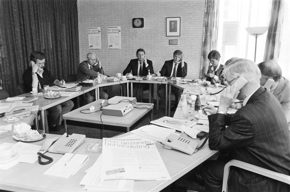 Actie medisch specialisten uit protest tegen plannen voor inkomensvermindering , Bestanddeelnr 933-9977