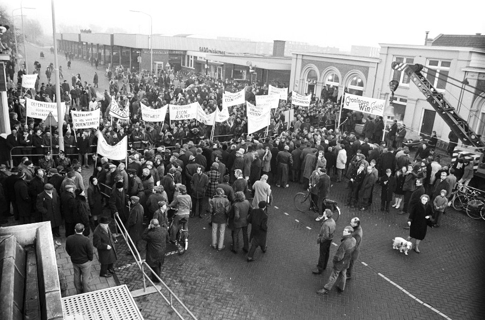 Actie Noodklok Oost-Groningen. 28 Kamerleden in Winschoten, Oost-Groningen, vo, Bestanddeelnr 924-1724