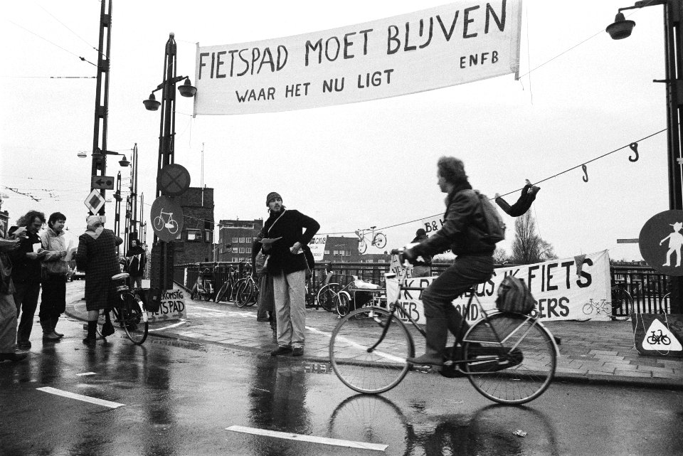 Actie Echte Nederlandse Fietsers Bond (ENFB) op Berlagebrug in Amsterdam voor , Bestanddeelnr 932-8303