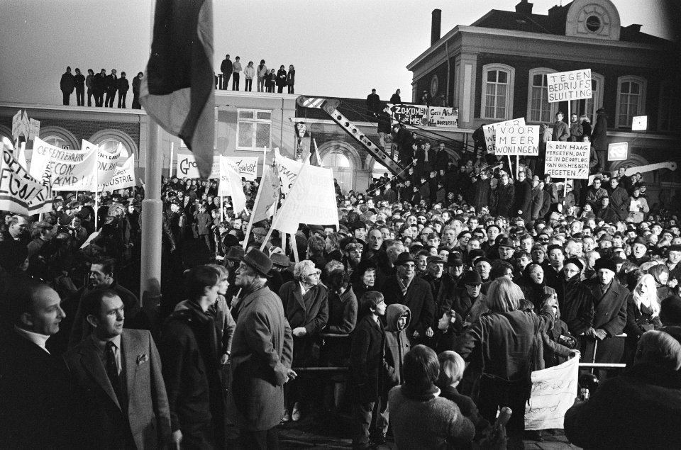 Actie Noodklok Oost-Groningen. 28 Kamerleden in Winschoten, Oost-Groningen, vo, Bestanddeelnr 924-1725