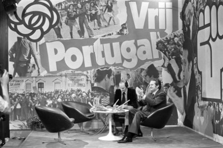 Actie Houdt Portugal Vrij in Jaarbeurs in Utrecht Mario Soares (r) tijdens bi, Bestanddeelnr 927-7130