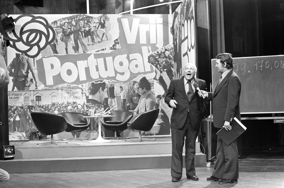 Actie Houdt Portugal Vrij in Jaarbeurs in Utrecht Den Uyl in gesprek met Koos, Bestanddeelnr 927-7133