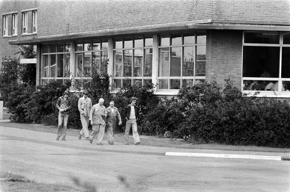 Acrylfabriek Dupont de Nemours in Dordrecht met sluiting bedreigd enkele werkne, Bestanddeelnr 929-2900