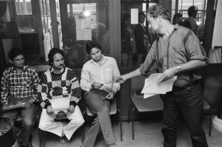 Actie bij vreemdelingendienst Amsterdam uitdelen pamfletten, Bestanddeelnr 934-0301