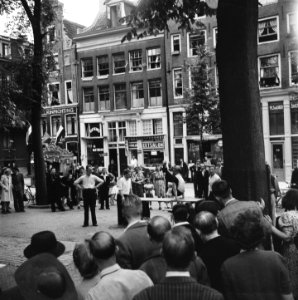 Acrobaat bezig op het Thorbeckeplein, Bestanddeelnr 900-4554