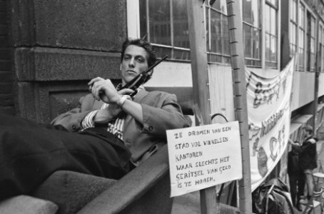 Actie bewoners Algemeen Handelsbladgebouw tegen dreigen ontruiming 22 augustus 1987, Bestanddeelnr 934-0558