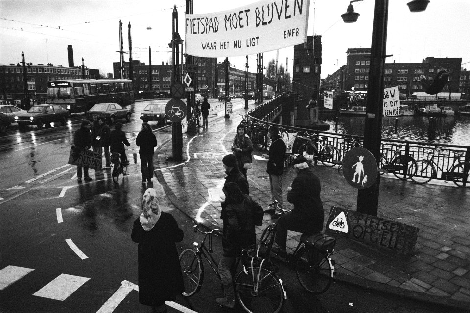 Actie Echte Nederlandse Fietsers Bond (ENFB) op Berlagebrug in Amsterdam voor , Bestanddeelnr 932-8304